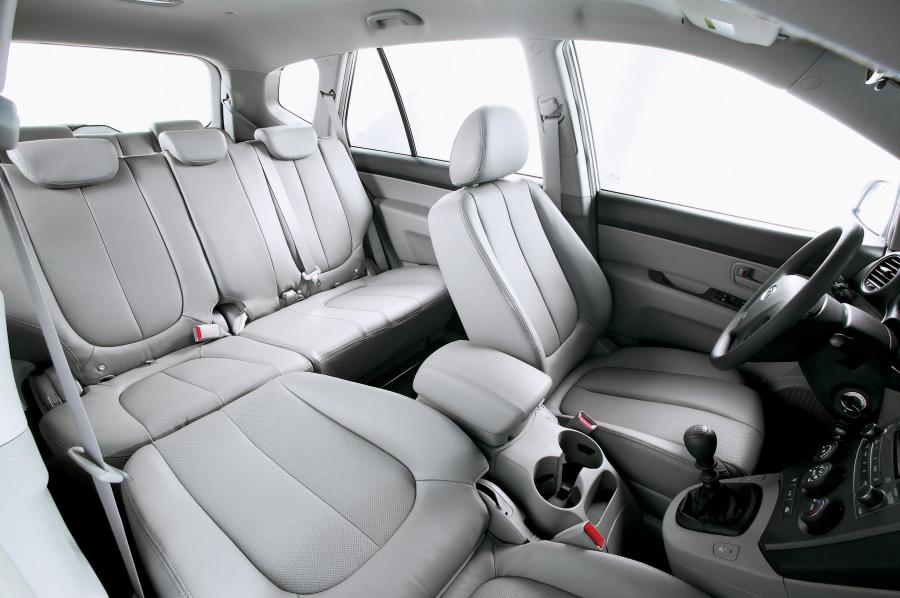  Kia Carens 2007 года  (фото 27 из 46)